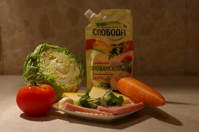 салат с капустой, морковью, сыром и ветчиной