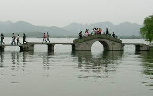 Мост на озере Сиху