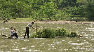 на плоту через реку Ли в Яншо