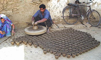 производство горшков в Индии